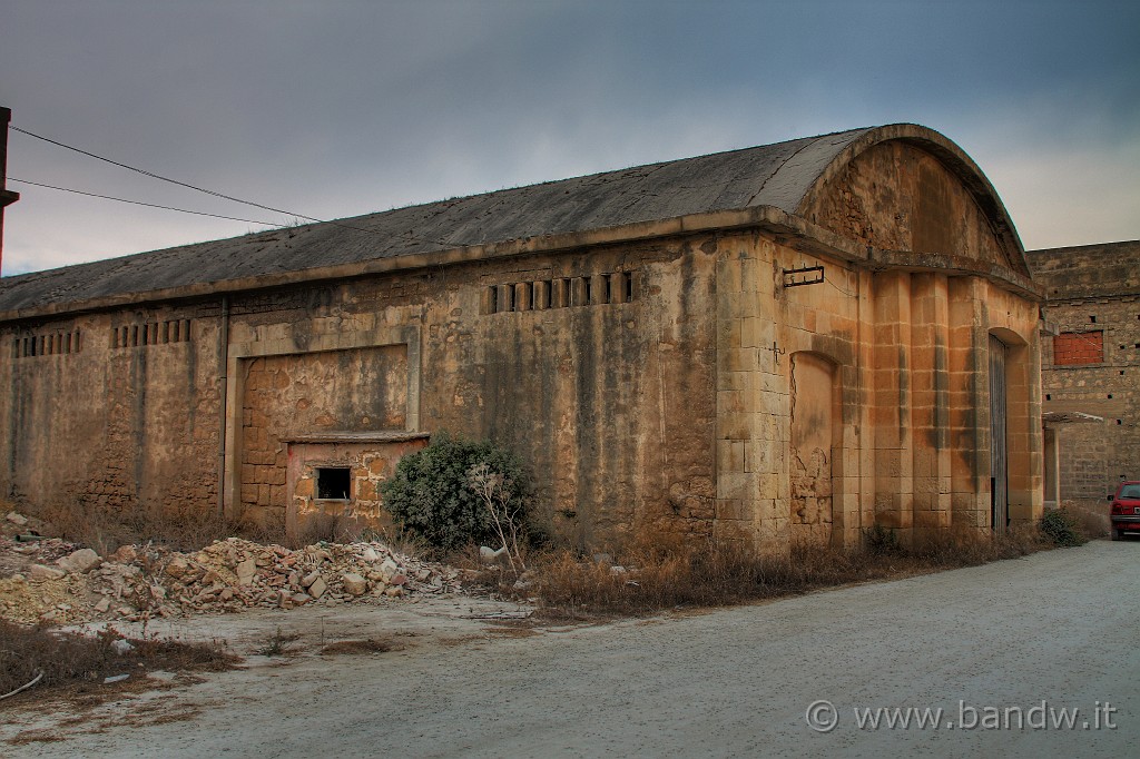 Marzamemi_039.jpg - Marzamemi - Magazzino di deposito vino vicino la vecchia stazione