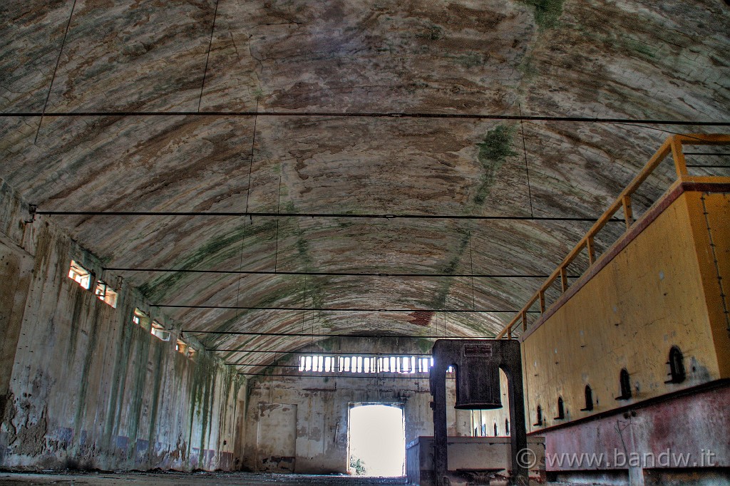 Marzamemi_040.jpg - Marzamemi - Interno del magazzino di deposito vino vicino la vecchia stazione