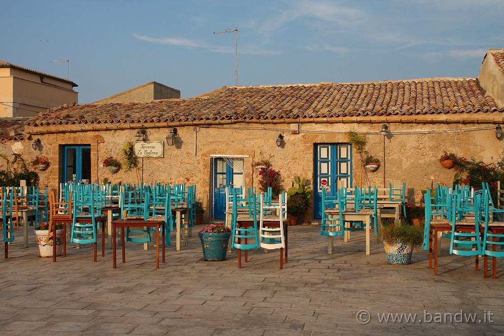 Marzamemi_046.JPG - Marzamemi - Il borgo ed i suoi ristoranti al tramonto