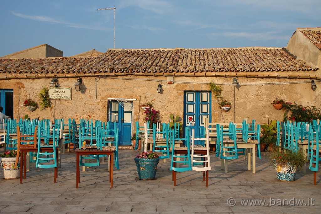 Marzamemi_047.JPG - Marzamemi - Il borgo ed i suoi ristoranti al tramonto