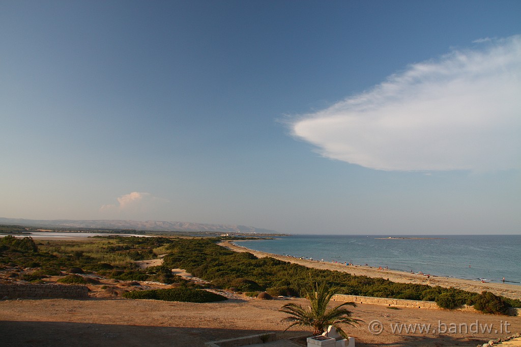 Marzamemi_079.JPG - Vista a nord dal punto di osservazione della Forestale nei pressi di Vendicari