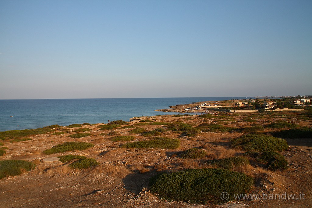 Marzamemi_080.JPG - Vista a sud dal punto di osservazione della Forestale nei pressi di Vendicari