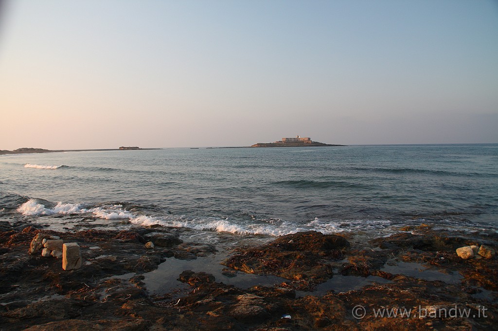 Marzamemi_114.JPG - - Isola delle correnti -
Estesa su una superficie di 10.000 mq è la punta più meridionale della Sicilia e dell'Italia, collegata da un piccolo braccio artificile alla terraferma. Con un'altezza massima sul livello del mare di quattro metri, l'isola è caratterizzata da mare cristallino e ampie spiaggie. Sul posto abbondano piantine di porro selvatico, capperi ed arbusti tipici della macchina mediterranea. albergano pure ricci, conigli selvatici, oltre a varie specie di gabbiani come gli albatros. L'isola è stata inclusa nel piano regolatore dei parchi e riserve naturali, per la presenza di vegetazione costiera con biocenosi alofile e psammofile relitte, tipiche della costa meridionale della Sicilia. Nel periodo del flusso migratorio, è il punto di passagio degli uccelli acquatici dal Nord Africa verso la Sicilia.