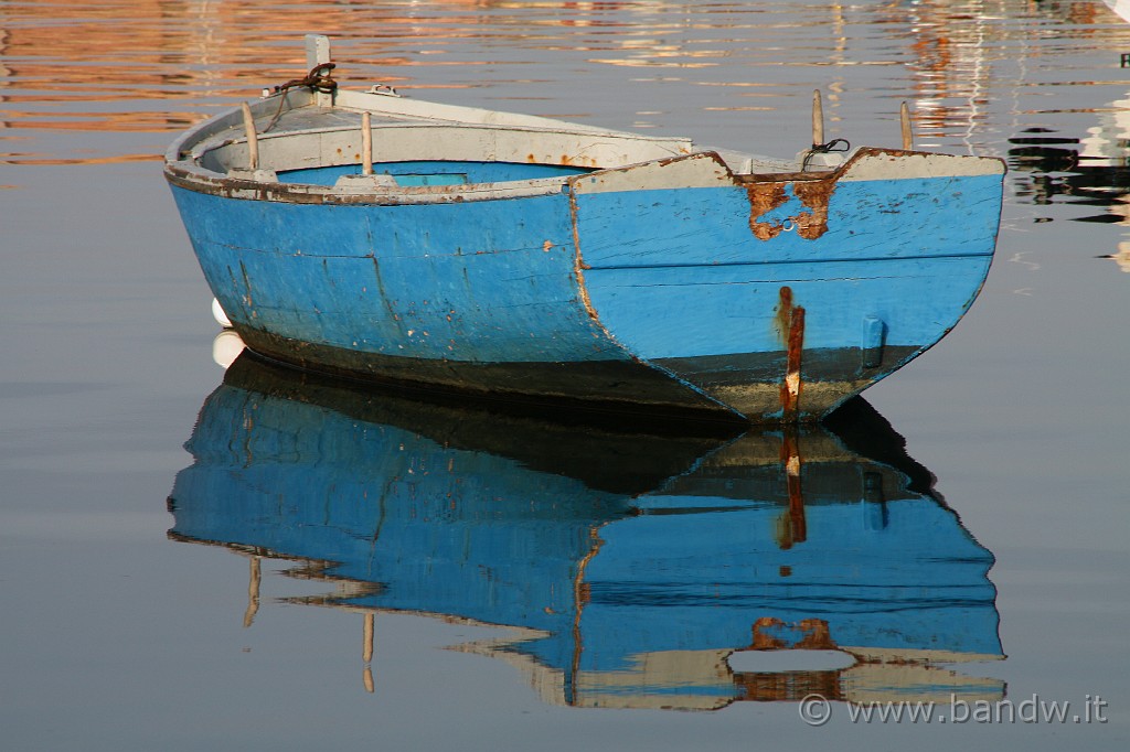 Marzamemi_131.JPG - Imbarcazioni alla Boa al porticciolo di Marzamemi