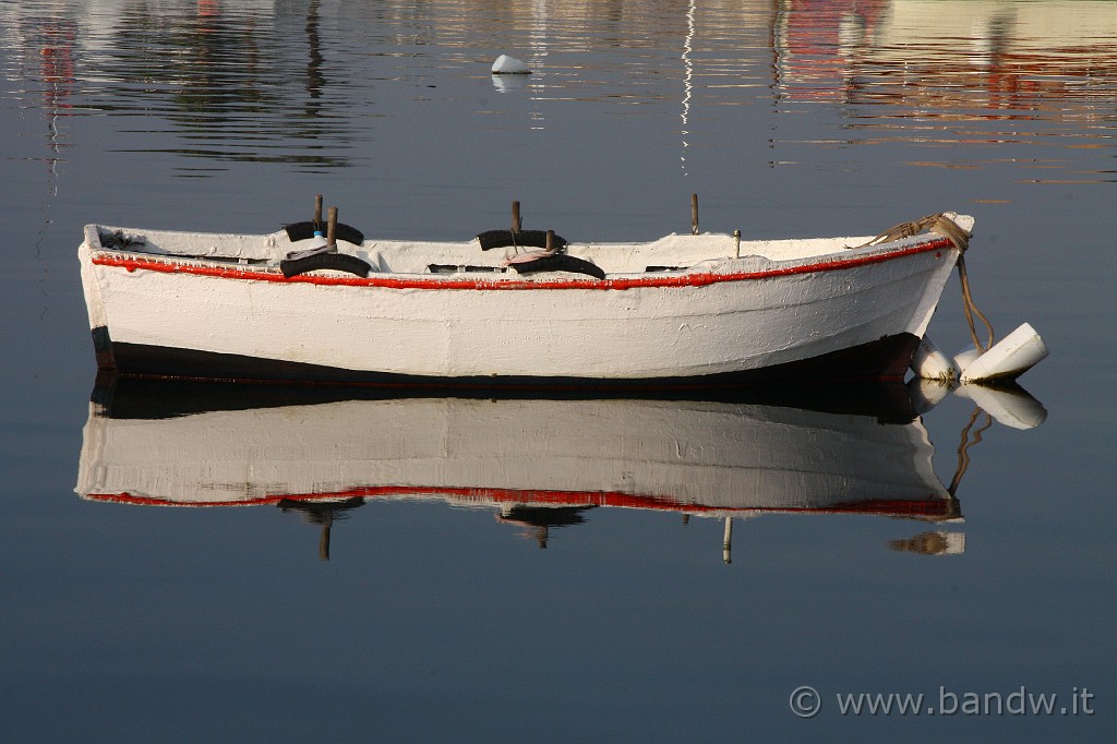 Marzamemi_134.JPG - Imbarcazioni alla Boa al porticciolo di Marzamemi