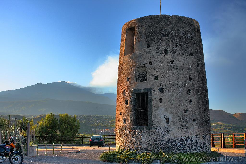 Trecastagni_033.jpg - Forte Mulino a vento e Etna sullo sfondo