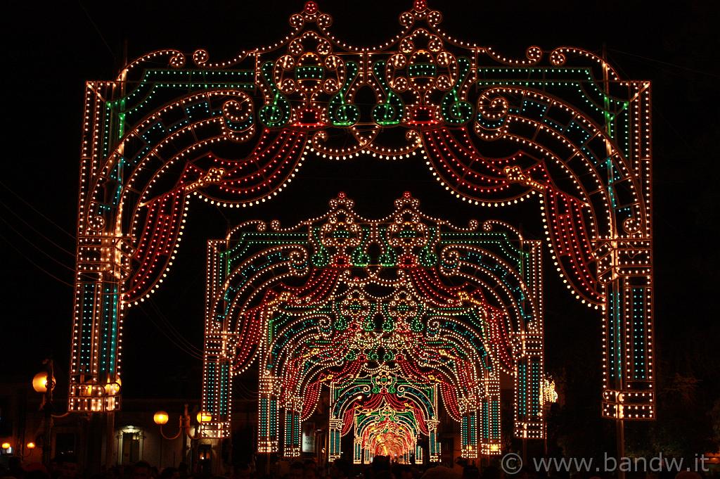 Trecastagni_036.JPG - Luminarie in Piazza Guglielmo Marconi lungo tutta la via Francesco Crispi, in occasione della festa dei Santi fratelli martiri Alfio, Filadelfo e Cirino