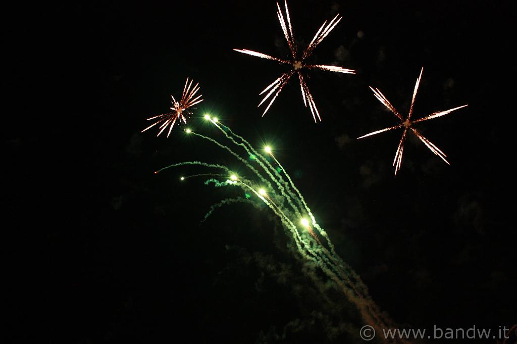 Trecastagni_037.JPG - Fuochi d'artificio in Piazza Guglielmo Marconi in occasione della festa dei Santi fratelli martiri Alfio, Filadelfo e Cirino