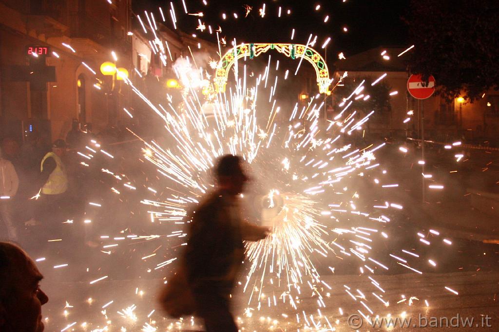 Trecastagni_039.jpg - Fuochi d'artificio in Piazza Guglielmo Marconi in occasione della festa dei Santi fratelli martiri Alfio, Filadelfo e Cirino