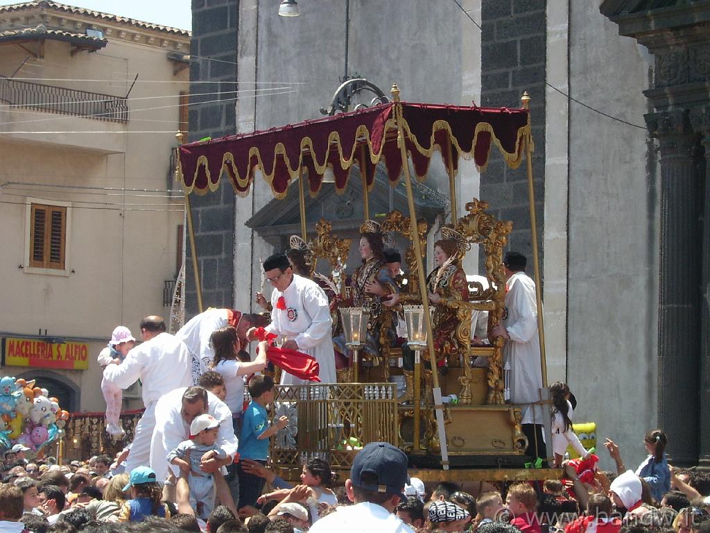 Trecastagni_044.JPG - L'uscita della vara dalla chiesa di Sant'Alfio per la festa dei Santi fratelli martiri Alfio, Filadelfo e Cirino