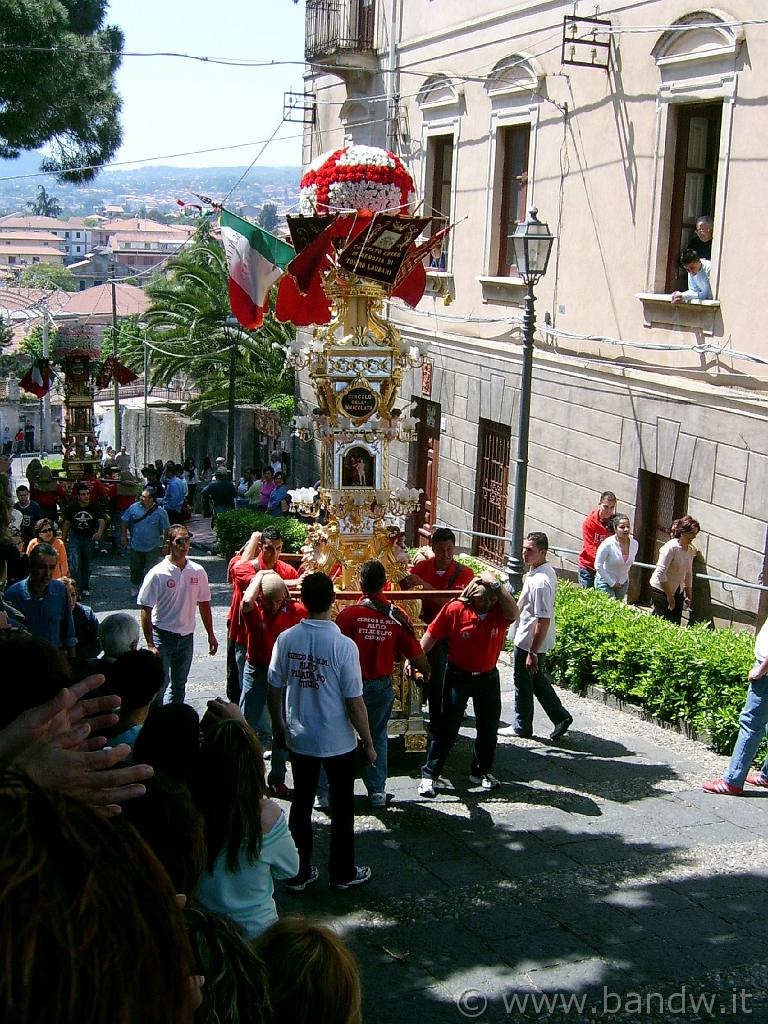 Trecastagni_045.JPG - "L'annacata" di una candelora per la festa dei Santi fratelli martiri Alfio, Filadelfo e Cirino