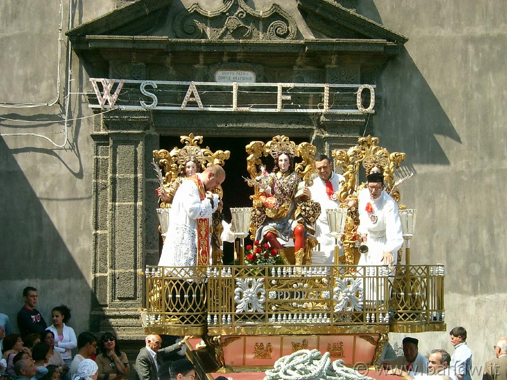 Trecastagni_046.JPG - L'entrata nella chiesa Madre della Vara dei Santi fratelli martiri Alfio, Filadelfo e Cirino