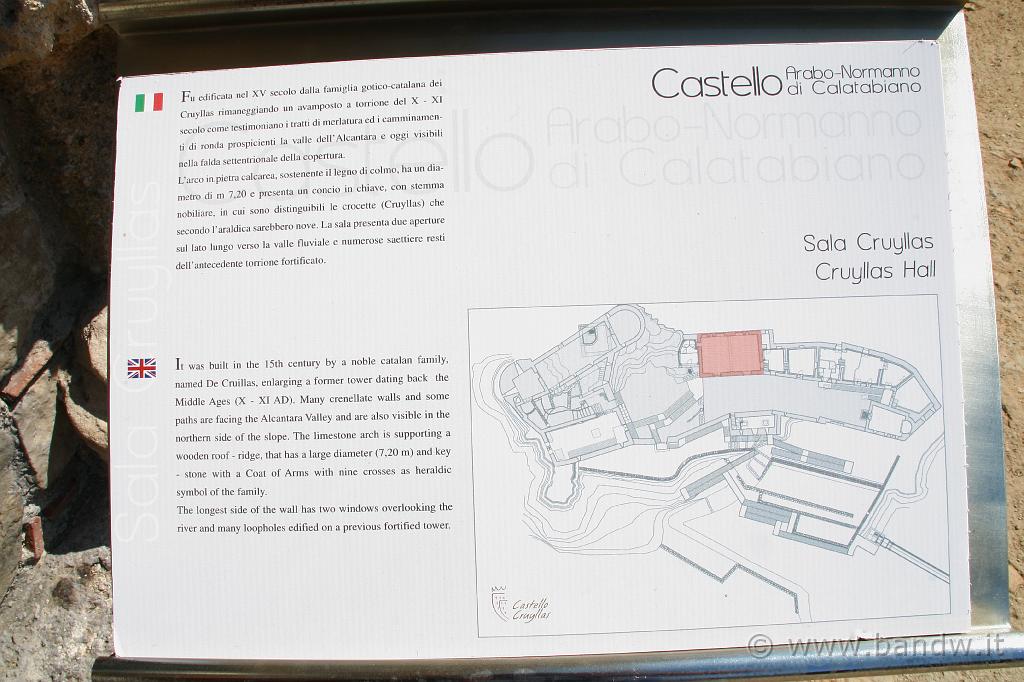 Castello di Calatabiano_035.JPG - La descrizione del luogo sul percorso storico-archeologico