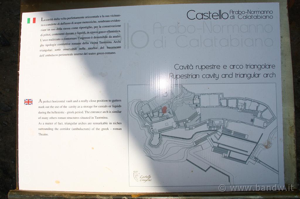 Castello di Calatabiano_067.JPG - La descrizione del luogo sul percorso storico-archeologico