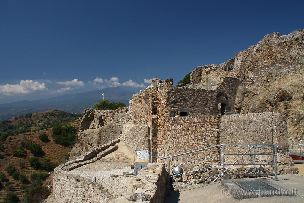 Castello di Calatabiano_080.JPG - Il castello con veudta sulll'Etna