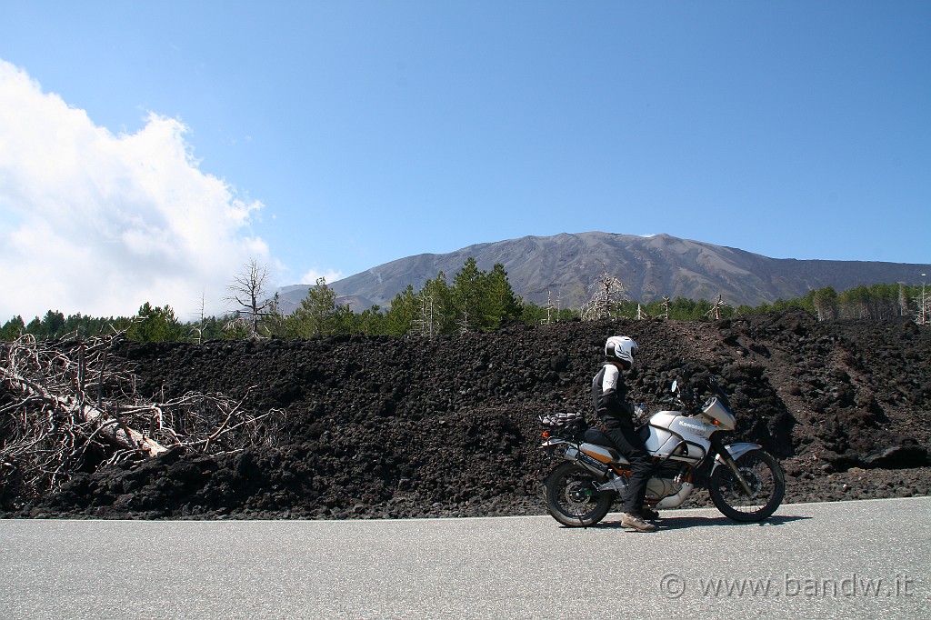 2KLEsullEtna2_010.JPG - Luca posa lungo la Mareneve