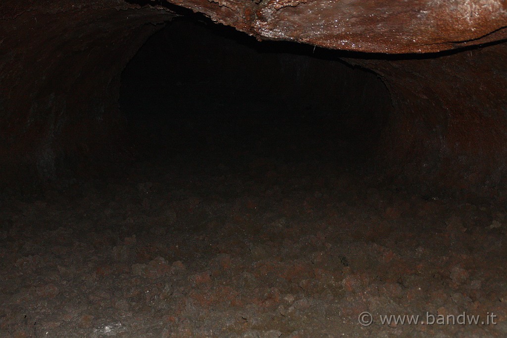 2KLEsullEtna2_022.JPG - Lungo la SP 92 che da Zafferna prota sul versante sud dell'Etna ci fermiamo per visitare l'interno di una "Cavità di una colata lavica"