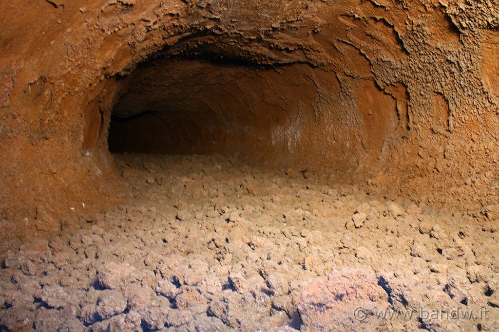 2KLEsullEtna2_022a.JPG - l'interno di una "Cavità di una colata lavica"