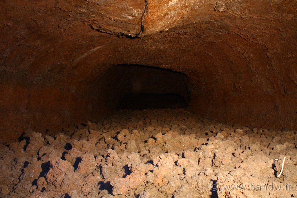 2KLEsullEtna2_022b.JPG - L'interno di una "Cavità di una colata lavica"