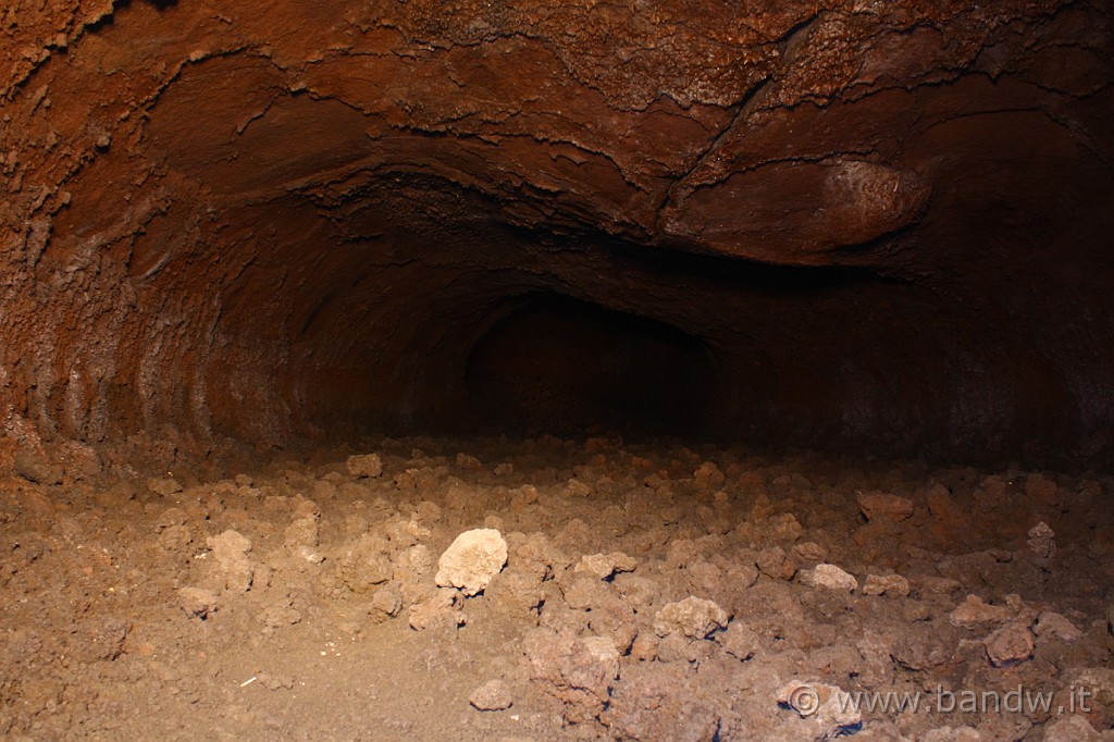 2KLEsullEtna2_022c.JPG - L'interno di una "Cavità di una colata lavica"