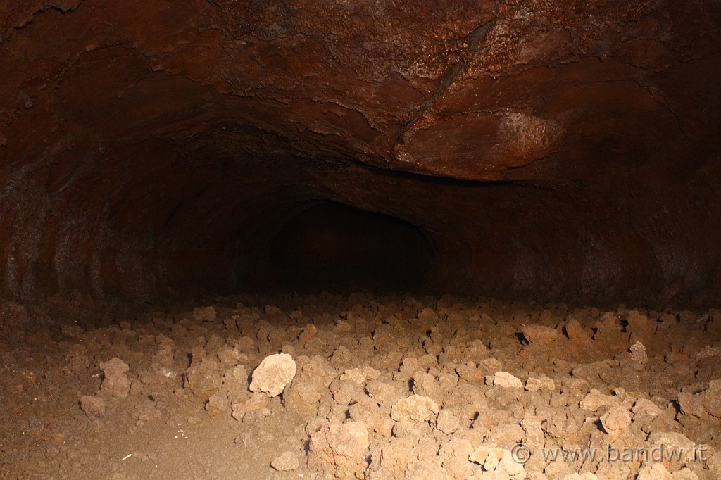 2KLEsullEtna2_022d.JPG - L'interno di una "Cavità di una colata lavica"