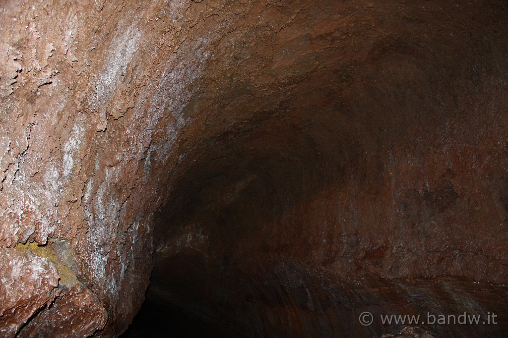 2KLEsullEtna2_022f.JPG - L'interno di una "Cavità di una colata lavica"