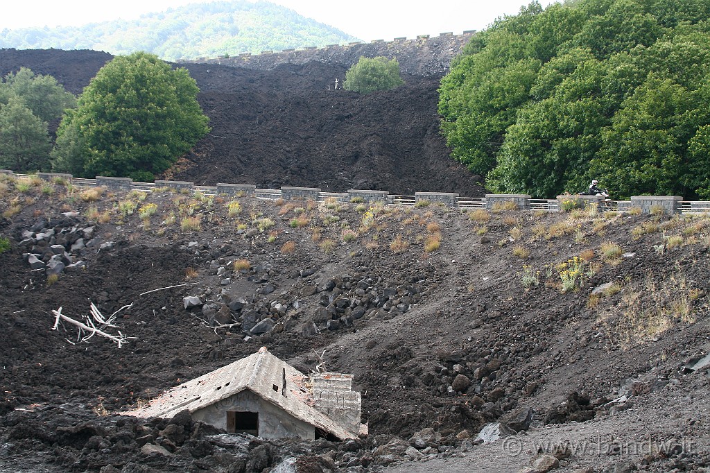 2KLEsullEtna2_042.JPG - Casetta sommersa da una colata lavica degli anni recenti