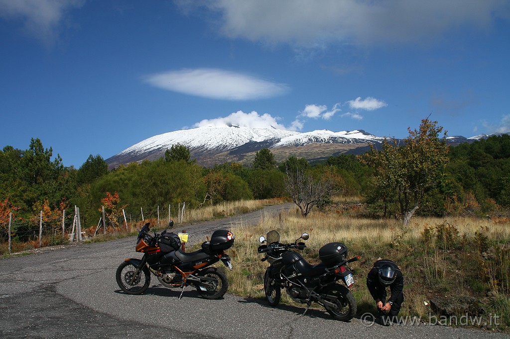 2KLEsullEtna3_052.JPG - Ci rimettiamo in moto ma lo scenario è sempre lo stesso....