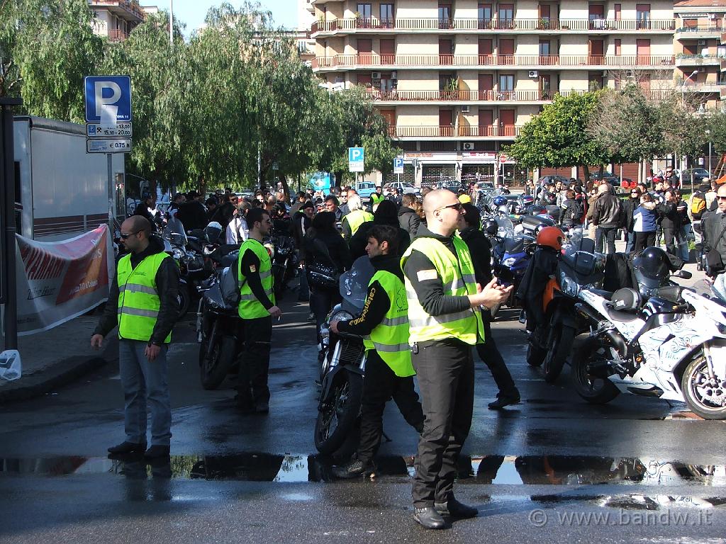 4MotoradunoCarricoforte(101).JPG - Lo staff di Cataniainmoto all'ingresso del parcheggio moto