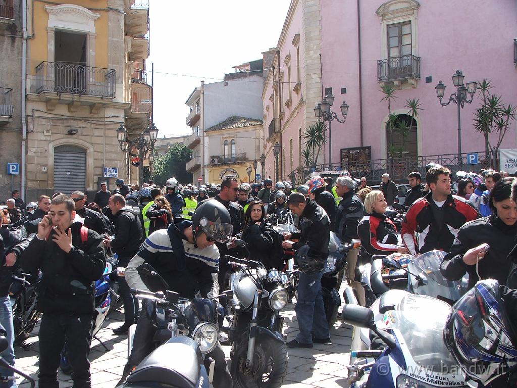 4MotoradunoCarricoforte(143).JPG - Arrivo in Piazza Umberto a Ramacca