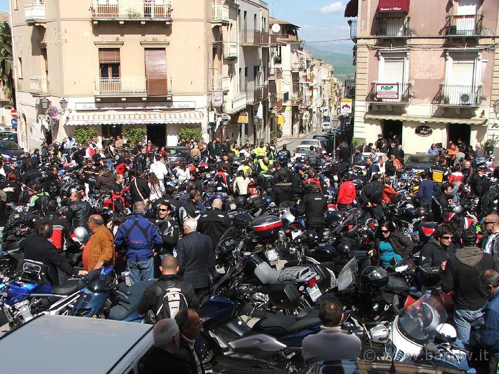 4MotoradunoCarricoforte(144).JPG - Sosta in Piazza Umberto a Ramacca