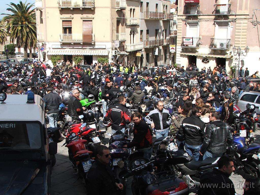 4MotoradunoCarricoforte(145).JPG - Sosta in Piazza Umberto a Ramacca