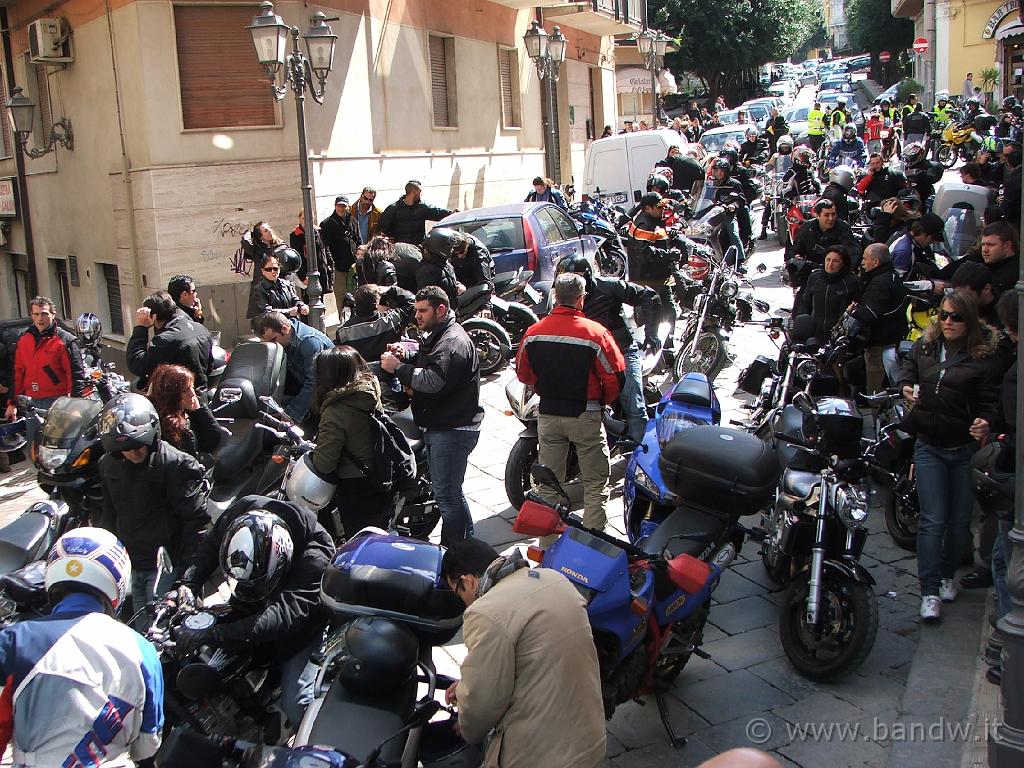 4MotoradunoCarricoforte(146).JPG - Sosta in Piazza Umberto a Ramacca