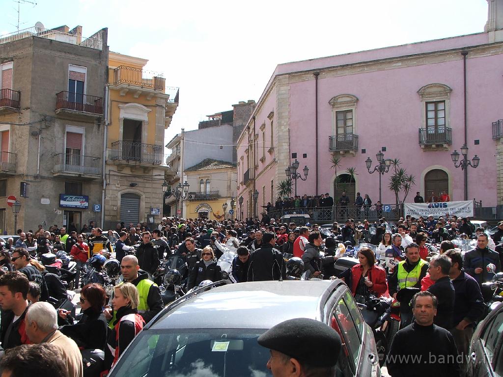 4MotoradunoCarricoforte(147).JPG - Sosta in Piazza Umberto a Ramacca