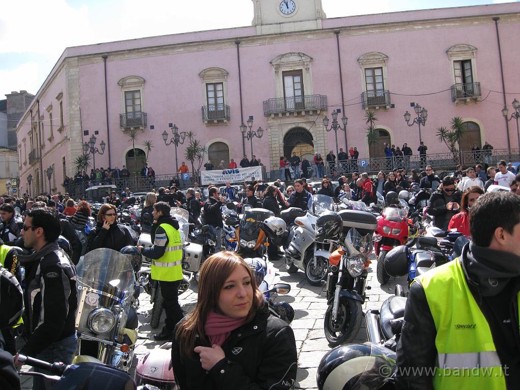 4MotoradunoCarricoforte(149b).jpg - In piazza a Regalbuto