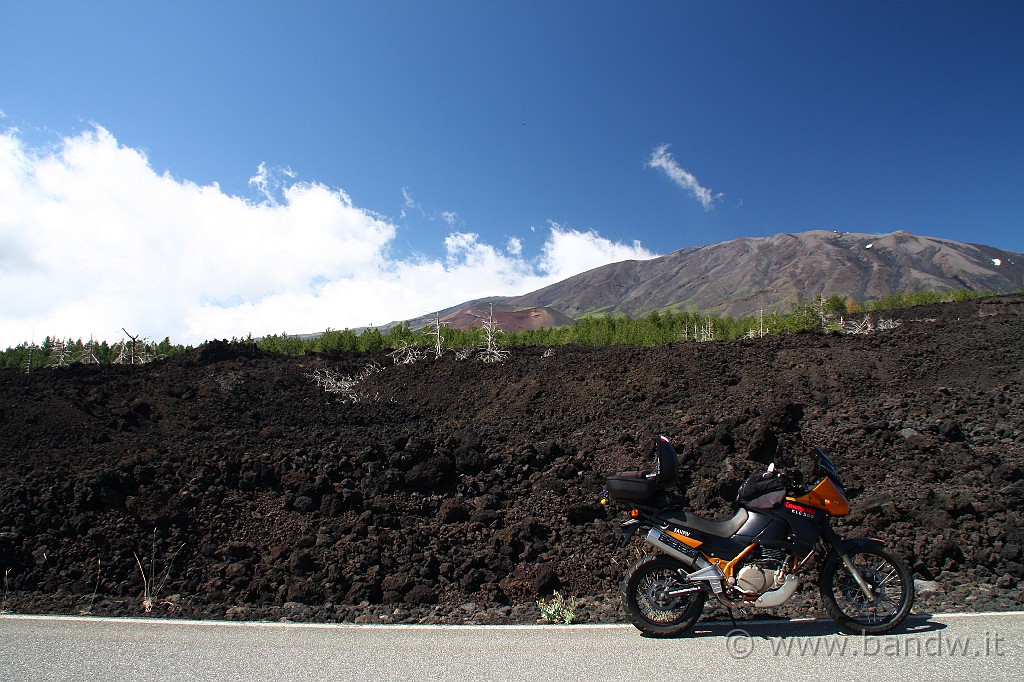 60000km_003.JPG - Sulla strada che sale a Piano Provenzana alle pendici dell'Etna