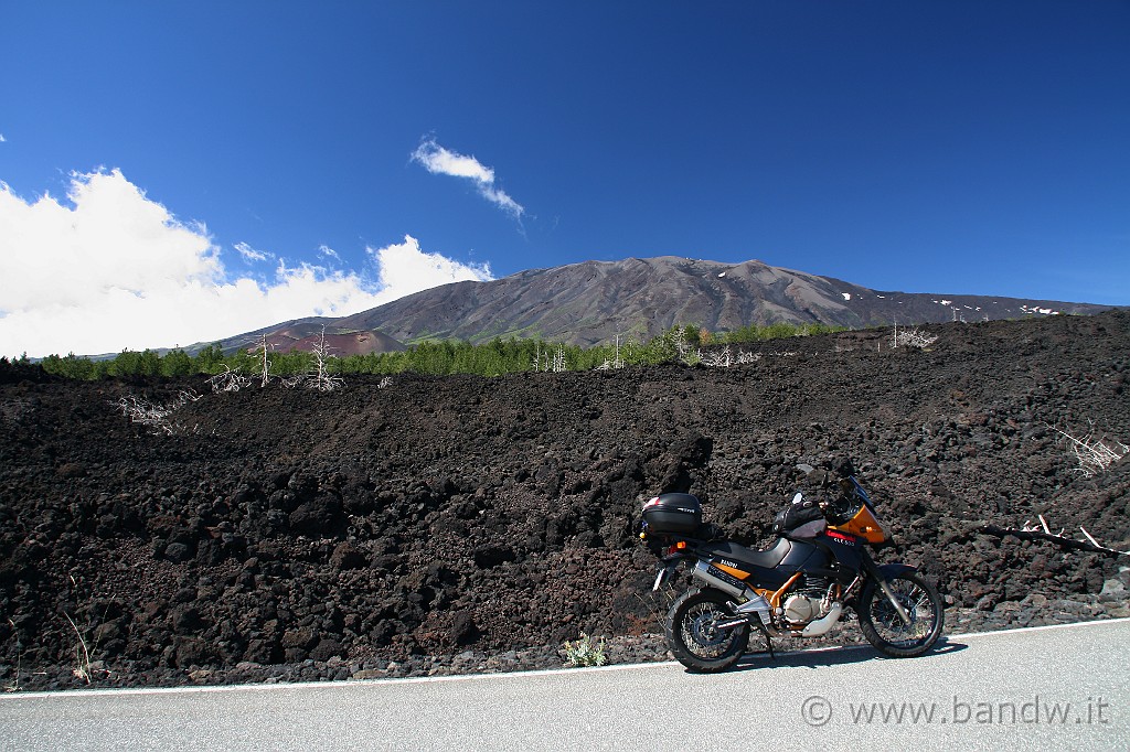 60000km_004.JPG - Sulla strada che sale a Piano Provenzana alle pendici dell'Etna