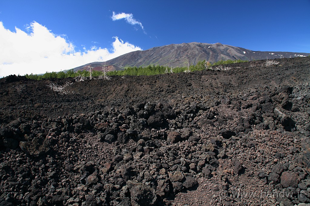 60000km_005.JPG - La lava dell'eruzione del 2002 e l'Etna sullo sfondo