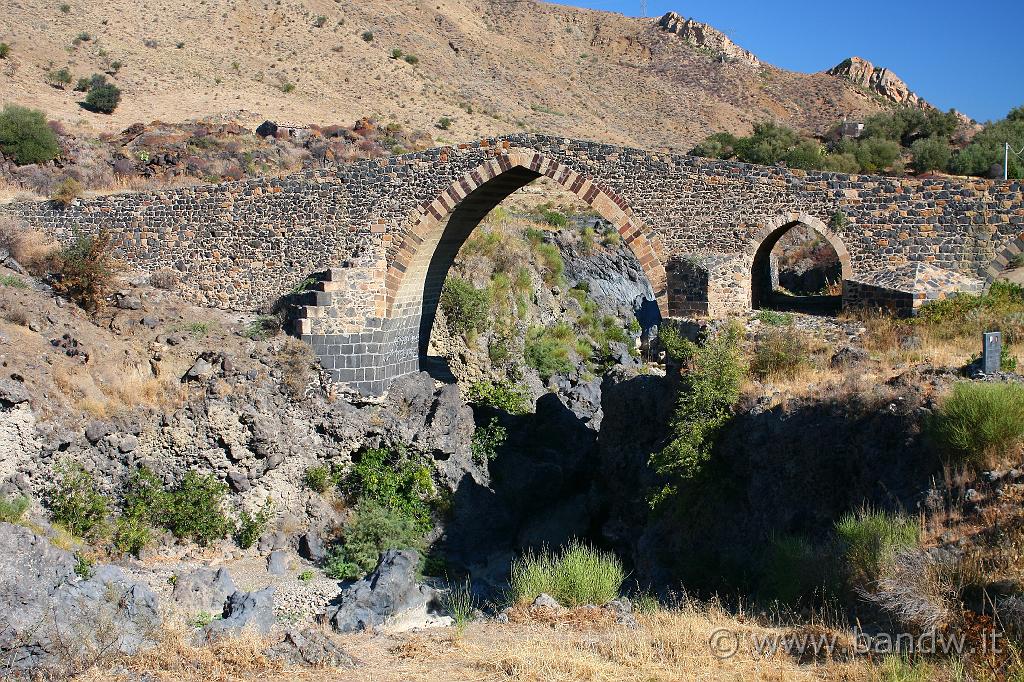 Adrano_e_Troina_006.JPG - Adrano (CT) - Ponte dei Saraceni dove sotto scorre il fiume Simeto