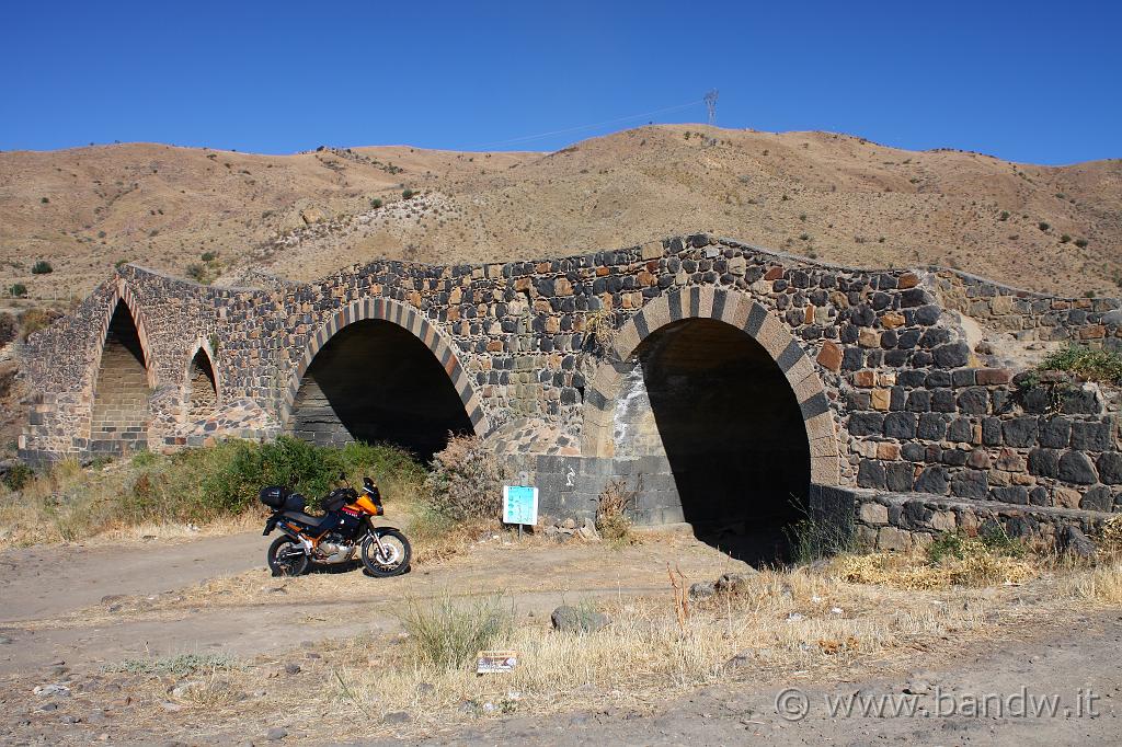 Adrano_e_Troina_008.JPG - Adrano (CT) - Ponte dei Saraceni e la mia KLE