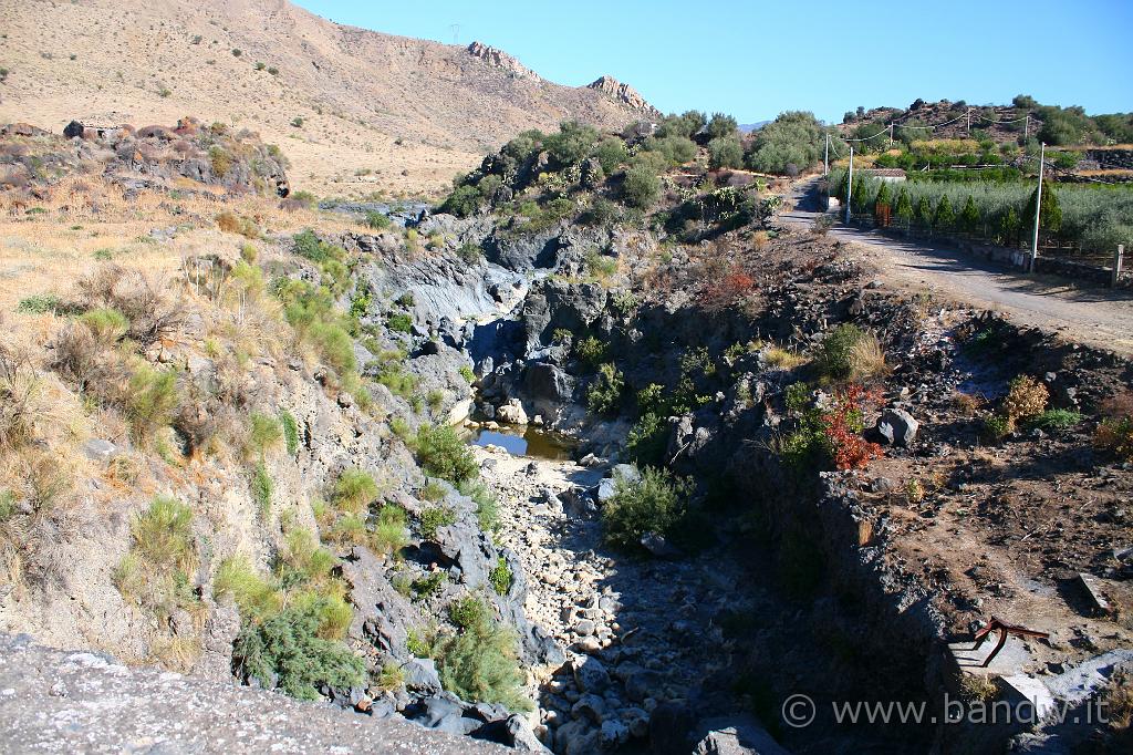 Adrano_e_Troina_010.JPG - Adrano (CT) - Il letto del fiume verso nord visto da sopra il Ponte dei Saraceni