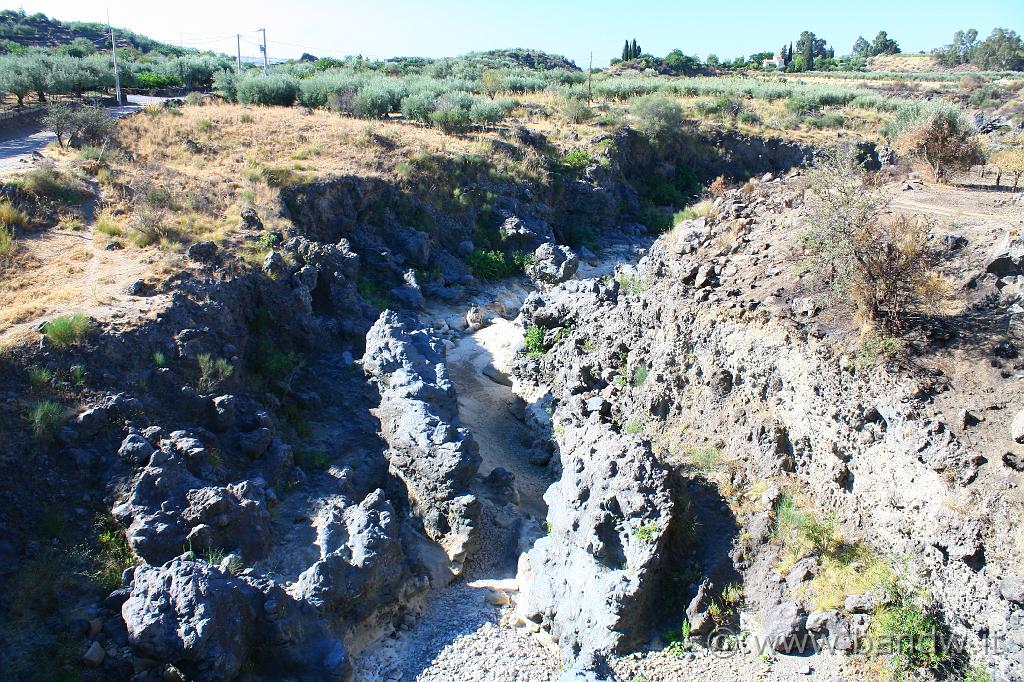 Adrano_e_Troina_011.JPG - Adrano (CT) - Il letto del fiume verso sud visto da sopra il Ponte dei Saraceni