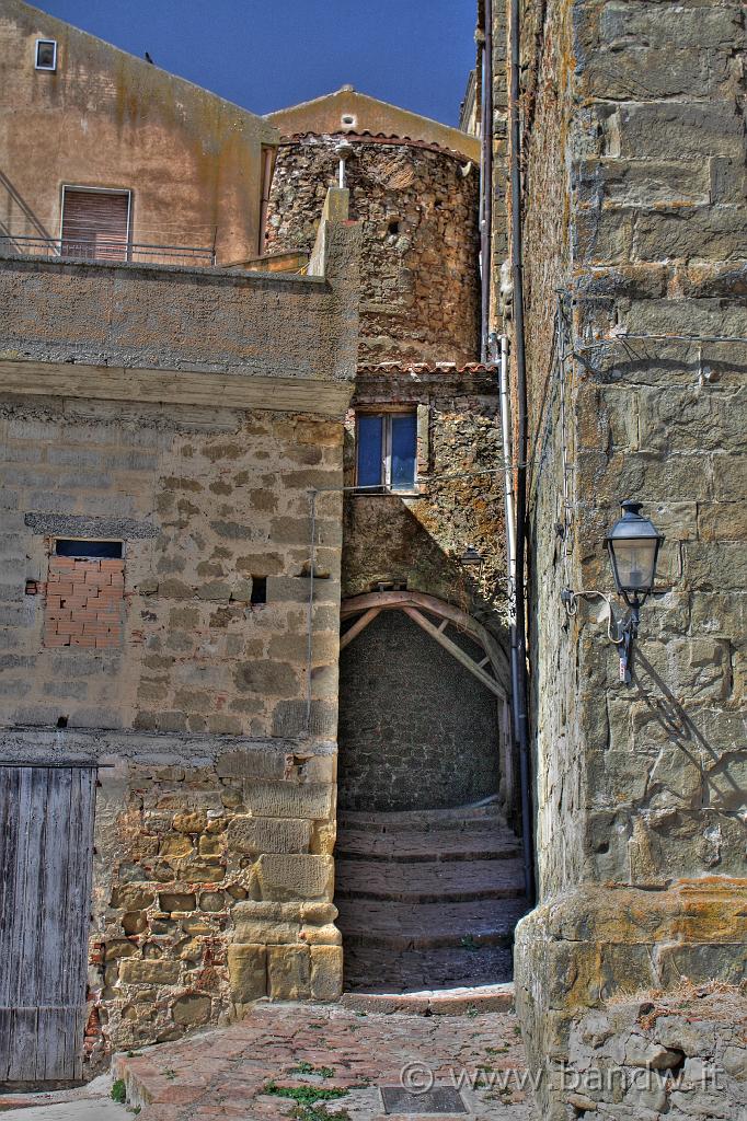 Adrano_e_Troina_034.jpg - Troina (EN)- Vicolo tra la chiesa Maria SS. Annunziata la torre Aragonese e la chiesa di San Giorgio