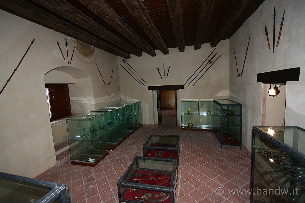 Caccamo_e_dintorni_020.JPG - Le stanze interni con teche del museo ospitato