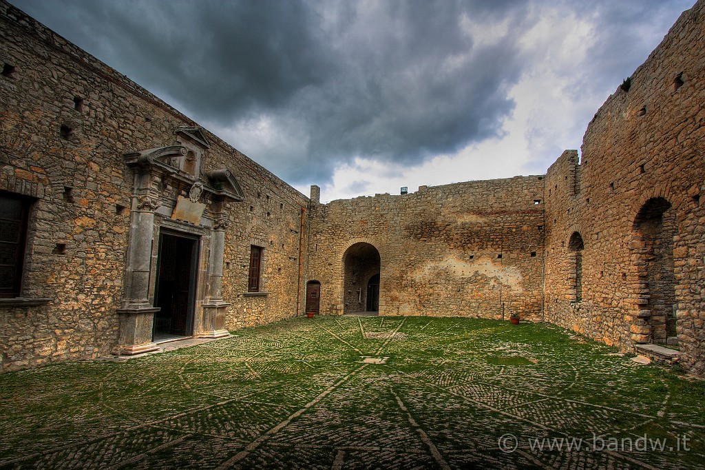 Caccamo_e_dintorni_021.jpg - Il cortile interno del Castello di Caccamo