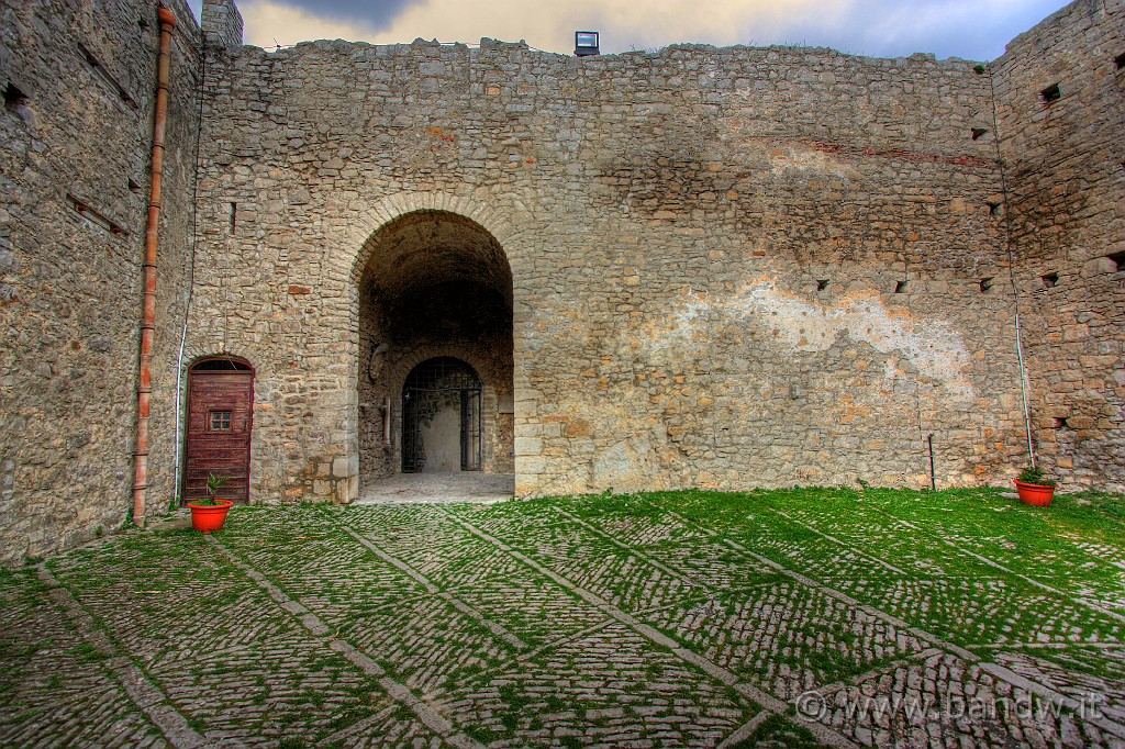 Caccamo_e_dintorni_043.jpg - Il cortile interno del Castello di Caccamo