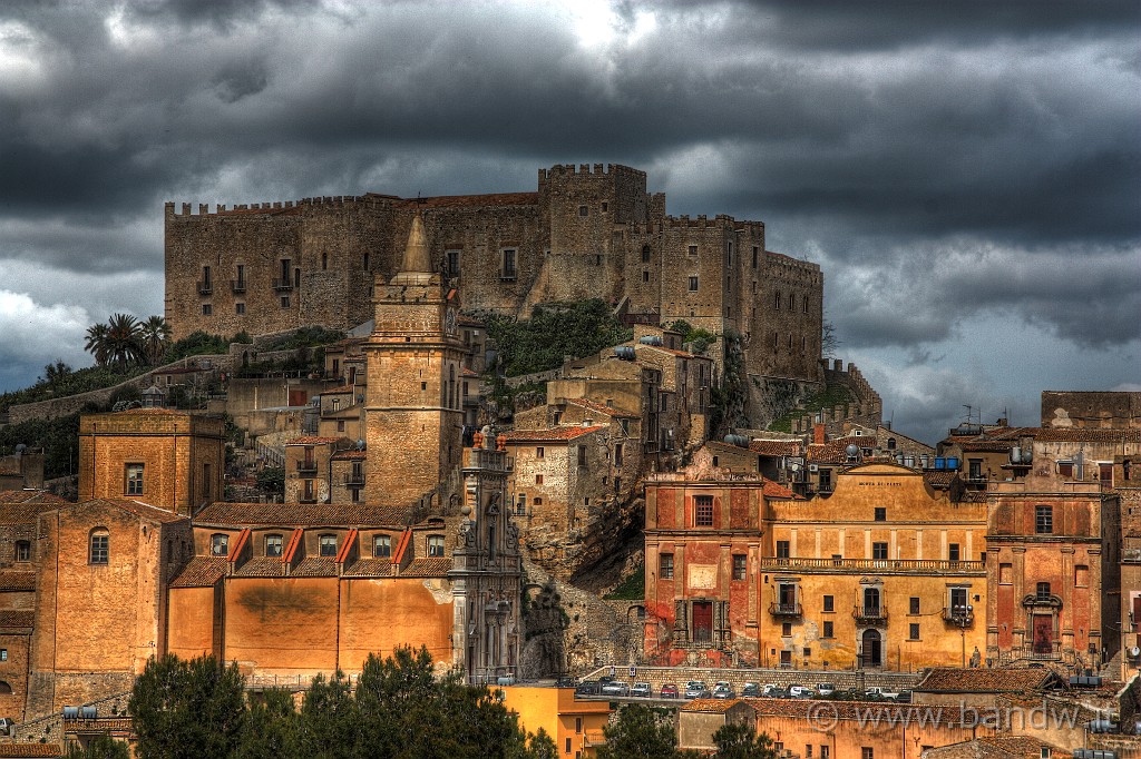 Caccamo_e_dintorni_068.jpg - Il Castello di Caccamo in alto, il Duomo a sinistra in basso ed il monte di Pietà a destra in basso