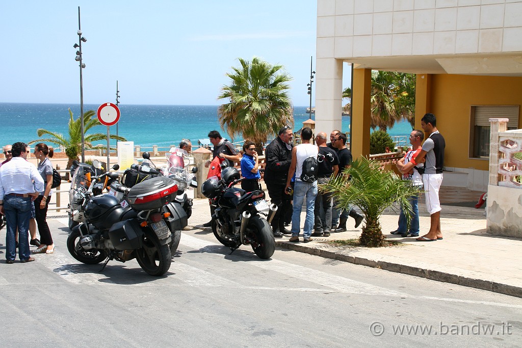 CapoPasseroCapoNord_040.JPG - Ci si saluta con gli amici arrivati per salutare i due prodi motoruristi in partenza