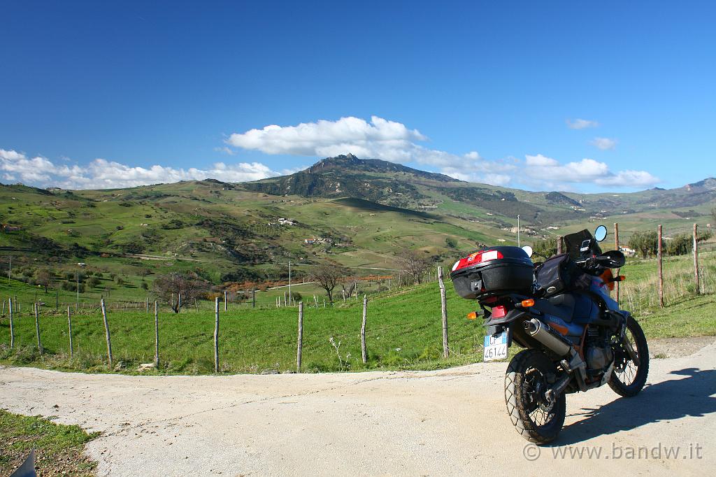 Centro_Sicilia_036.JPG - ...... prosegueo e mi godo il panorama....