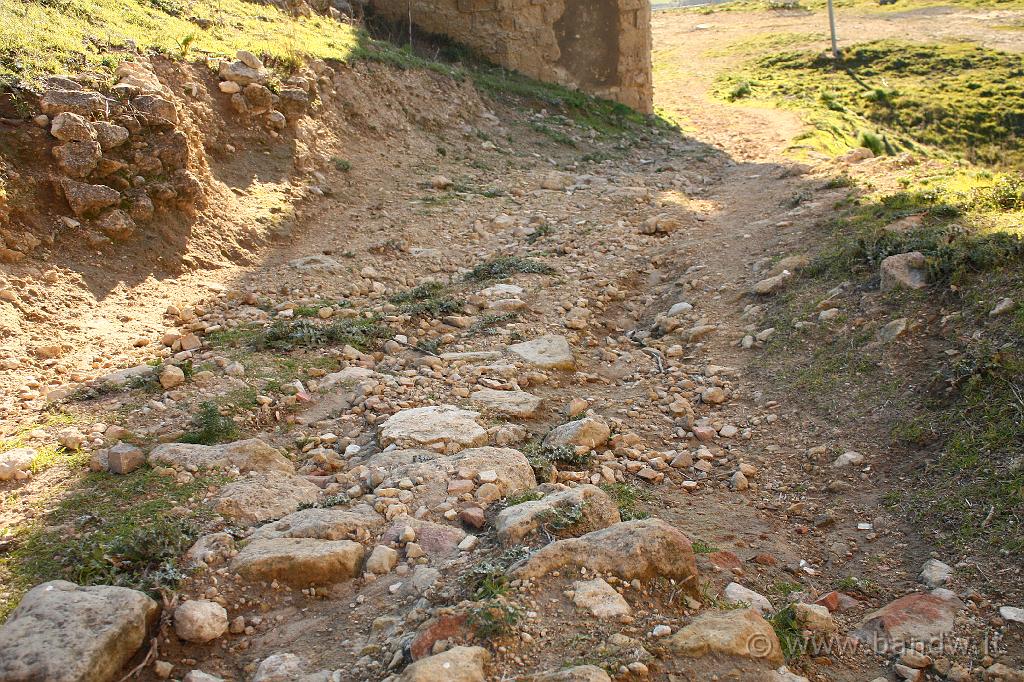 Centro_Sicilia_107.JPG - ......su questa spendida strada (?) appena scavata dalla pioggia....